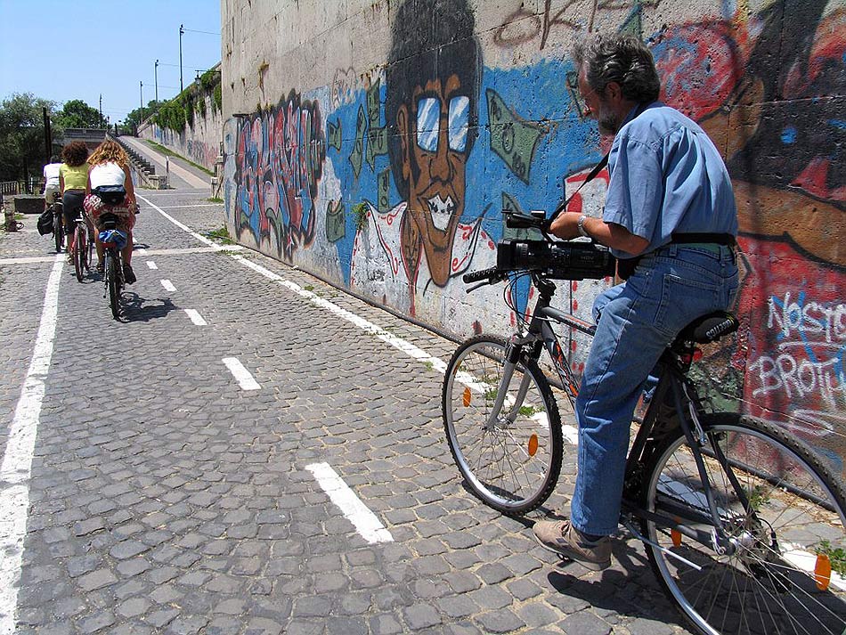 2-Roma: P. Farina sulla pista ciclabile lungo il Tevere durante le riprese di “Il fiume racconta” (foto M. De Franceschi 2005)