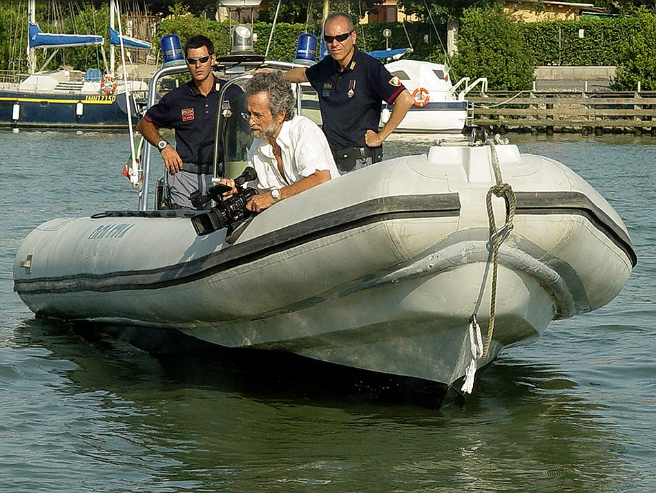 3 - Fiumara grande - Fiumicino (RM): P. Farina su canotto della guardia costiera durante le riprese di “Il fiume racconta” (foto M. Fogliarini, 2005)