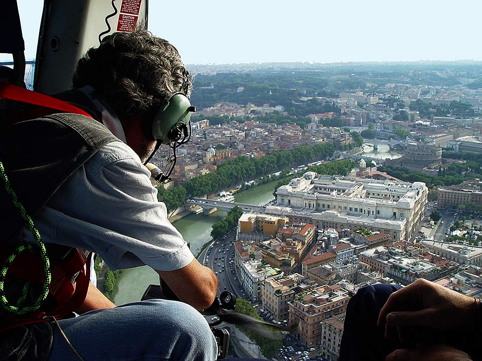 4 - Roma: P. Farina sull’elicottero della Polizia Municipale mentre sorvola il Palazzaccio” (foto M. Fogliarini, 2005)