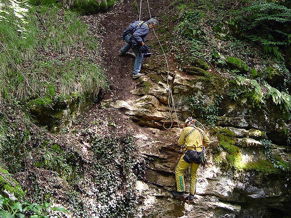 5 - Abisso di Plutone sul Carso triestino (TS): P. Farina durante le riprese di “L’acqua e la pietra” (foto M. Fogliarini, 2007).